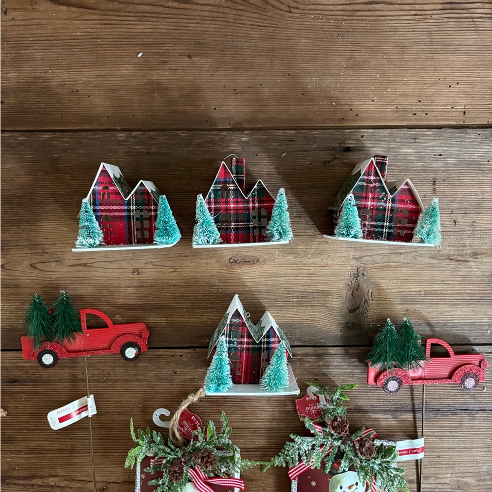 Set of 8 Festive Christmas decor items